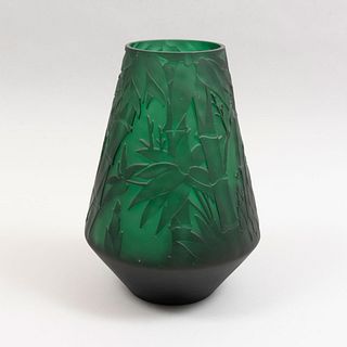 Florero. Siglo XX. Diseño de EMILE GALLÉ. Elaborado en cristal tipo camafeo color verde.