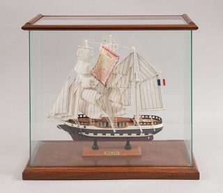 Barco Belem. 1886. Diseño a escala. En talla de madera policromada. Con capelo de vidrio y base de madera.
