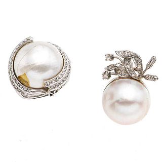 Anillo y un arete con medias perlas y simulante en plata paladio. 2 medias perlas reventadas. Talla: 6. Peso: 20.9 g.
