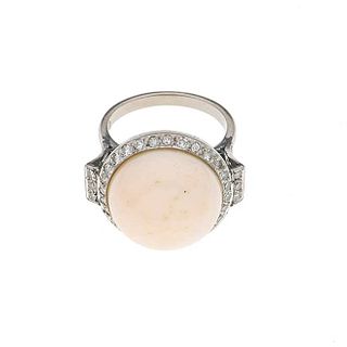 Anillo vintage con coral y diamantes en plata paladio. 1 coral corte cabujón color rosa palido de 12 mm. 51 diamantes.