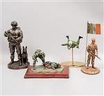 Lote de 4 soldados. Siglo XX. Elaborados en resina. Consta de: Soldado con bandera de México, 2 soldados con perros y piloto.