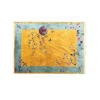 Tapete. China. Siglo XX. Estilo Pekín. Elaborado en fibras de lana y algodón. Decorado con escena oriental. 267 x 347 cm