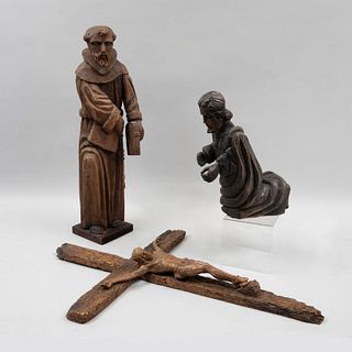 Lote de figuras sacras. México, siglo XX. Tallas en madera y Cristo en la Cruz de resina. Piezas: 3