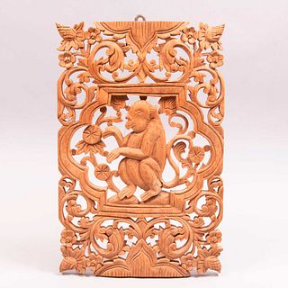 Hánuman. India. Siglo XX. Talla de madera con motivos calados. Decorada con elementos vegetales y florales. 43 x 29 x 2 cm