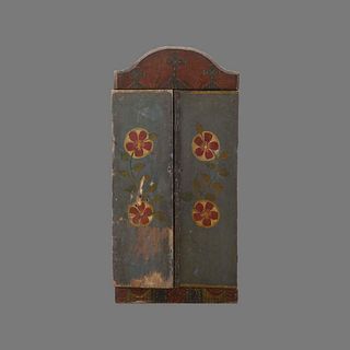 Nicho. Siglo XX. Elaborado en madera policromada. Con 2 puertas abatibles. Decorado a mano con elementos vegetales y florales.