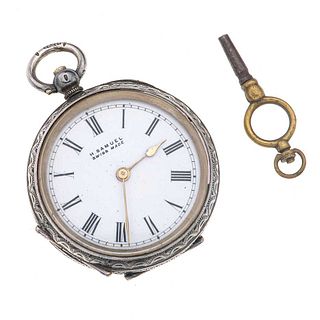 Reloj de bolsillo H. Samuel en plata .935. Movimiento manual. Caja circular en plata .935 de 38 mm. Llave para cuerda.