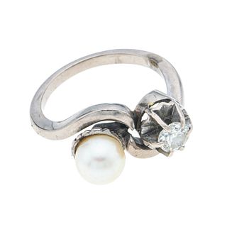Anillo vintage con perla y diamante en plata paladio. 1 perla cultivada color blanco de 6 mm. 1 diamante. Talla: 6. Peso: 4.4 g
