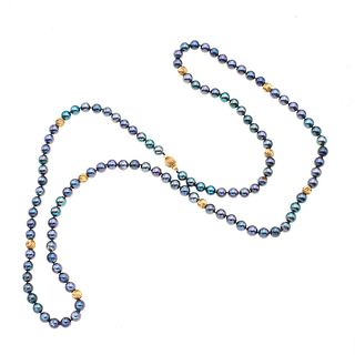 Collar con perlas en oro amarillo de 14k. 110 perlas cultivadas en color negro con sobretono azul de 5 mm. Peso: 48.8 g