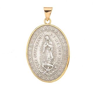 Medalla en plata .925 y bisel en oro amarillo de 10k. Imagen de la Virgen de Guadalupe. Peso: 16.4 g.