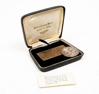 Lote de 2 medallas conmemorativas. Consta de: Medalla conmemorativa de Charles de Gaulle y placa del centenario del Banco de Londres.
