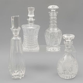 Lote de 4 licoreras. Siglo XX. Diferentes diseños. Elaboradas en cristal cortado y vidrio prensado.
