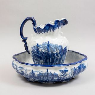 Aguamanil. Siglo XX. Elaborado en cerámica tipo Victoria Ware. Decorado con paisajes y escenas campestres en color azul cobalto.
