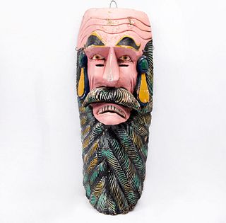 Máscara de carnaval. México. Siglo XX. Elaborado en madera policromada. Con detalles esgrafiados. 74 x 30 x 18 cm.
