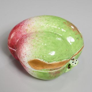 Chinese porcelain peach-form lidded box