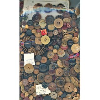 A Large And Heavy Bag Lot Of Vegetable Ivory Buttons