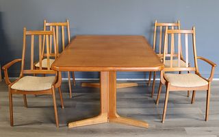 Modern Table And 4 Chairs