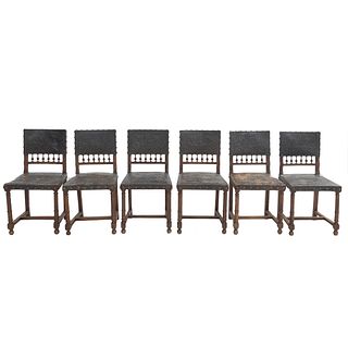 Lote de 6 sillas. Francia. SXX. Estilo Enrique II. En talla de madera de nogal. Con respaldos semiabiertos y asientos tipo piel gofrada