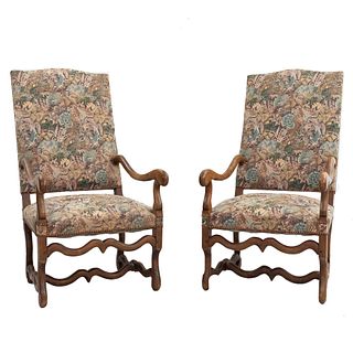 Par de sillones. Francia. Siglo XX. En talla de madera de roble. Con respaldos cerrados y asientos en tapicería vegetal.
