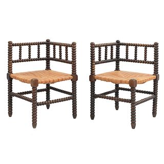Par de sillones. Francia. Siglo XX. En talla de madera de nogal. Con respaldos semiabiertos y asientos de palma tejida.