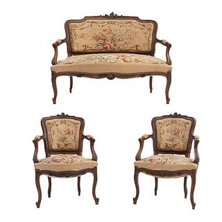 Sala. Francia. SXX. En madera de nogal. Consta de: loveseat y par de sillones. Con respaldos y asientos en tapicería floral. Piezas: 3.