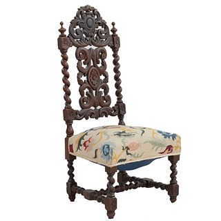 Silla. Francia. Siglo XX. En talla de madera de roble. Con respaldo semiabierto y asiento en tapicería floral color beige.