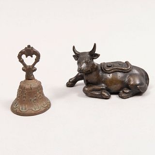 Lote de campana y vaca. Siglo XX. Elaborados en bronce. Decorados con esgrafiados y elementos orgánicos.