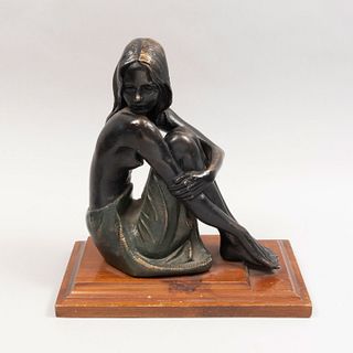 Anónimo. Personaje femenino. Escultura en bronce. Base de madera. 29 x 25 x 12 cm
