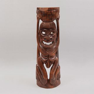 Figura votiva. Brasil. Siglo XX. Estilo tribal. En talla de madera. 46 cm de altura