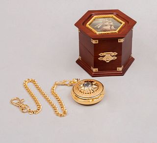 Reloj de bolsillo de El Cazador. Elaborado en caja de latón dorado. Mecanismo de cuarzo e índices arábigos.