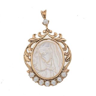Medalla con madreperla y perlas en oro amarillo 14k. Talla de madreperla con imagen de Virgen. 8 perlas cultivadas de 3mm. Peso: 6.1 g