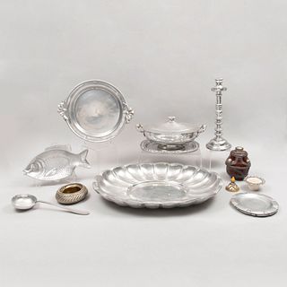 Lote mixto de 11 piezas. Siglo XX. Elaboradas en cerámica, metal y pewter. Consta de: 4 charolas, 2 platos, 2 depósitos, Otros.