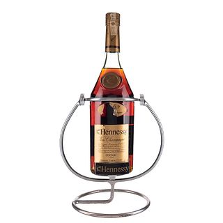 Hennessy. V.S.O.P. Cognac. France. En presentación de 1.5 lt. En base con columpio de metal.