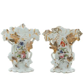 Par de floreros. Siglo XIX. Estilo Viejo Paris. Elaborados en porcelana. Decorados con elementos vegetales, florales, orgánicos.