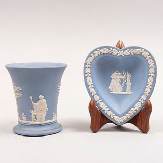Lote de plato y violetero. Inglaterra, siglo XX. Elaborado en porcelana Wedgewood color azul. Decorados con vides.