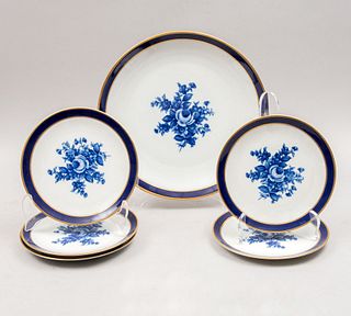 Lote de 6 platos. Alemania. Siglo XX. Elaborados en porcelana de Bavaria. Marca Schumann. Modelo Echt Cobalt.
