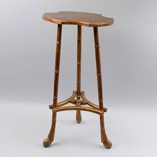Pedestal. Siglo XX. Elaborada en madera dorada. Con cubierta irregular y fustes a manera de bambú. 76 x 40 cm