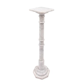 Pedestal. Siglo XX. Diseño a manera de columna toscana. En talla de mármol blanco. Con fuste anillado, basa octagonal y capitel