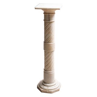 Pedestal. Siglo XX. Diseño a manera de columna. Elaborada en mármol. Con base octogonal, fuste compuesto y capitel cuadrangular.