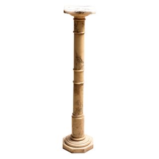 Pedestal. Siglo XX. Diseño a manera de columna. Elaborada en mármol. Con base octogonal, fuste anillado y capitel cuadrangular.