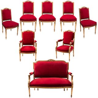 Sala. SXX. Estilo Luis XVI. En madera dorada. Consta de: loveseat, par de sillones y 5 sillas. Con respaldos y asientos de terciopelo.
