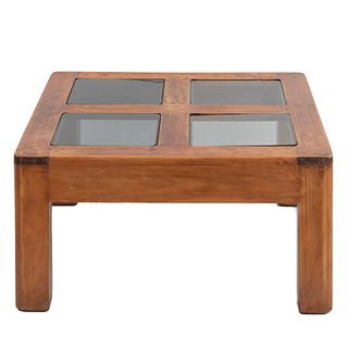 Mesa de centro. SXX. En madera entintada. Con cubierta reticulada con 4 páneles de vidrio, fustes y soportes rectos. 35 x 70 x 70 cm.