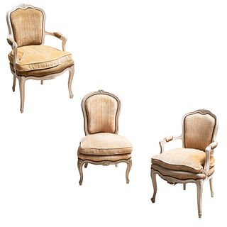Silla y par de sillones. Francia.  XX. Estilo Luis XVI. En madera acabado color blanco. Con respaldos y asientos en tapicería amarilla.