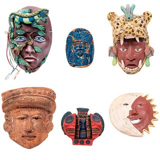 Lote de 6 máscaras. México. Siglo XX. Elaboradas en terracota policromada y materiales orgánicos. Consta de: iguana, muerte, otras.