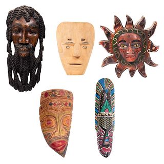 Lote de 5 máscaras. Haití, Costa Rica, México, África. Siglo XX. Elaboradas en madera y materiales orgánicos.
