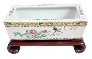 A Chinese Famille Rose Porcelain Jardiniere