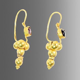 A pair of Roman Style Gold Earrings with Garnet. 