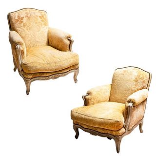 Par de sillones. Fancia. Siglo XX. En talla de madera. Con respaldos cerrados y asientos en tapicería floral color amarillo.