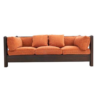 Sofá de 3 plazas. Siglo XX. En talla de madera. Con respaldos, laterales y asientos con cojines en tapicería color anaranjado.