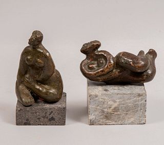 Lote de 2 esculturas. Anónimas. Desnudos femeninos. Fundición en bronce. Con bases de piedra.