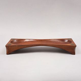 Botanero. México. Siglo XX. Diseño Don S. Shoemaker . En talla de madera. Con etiqueta de "Señal S.A." 7.5 x 53 x 18.5 cm.